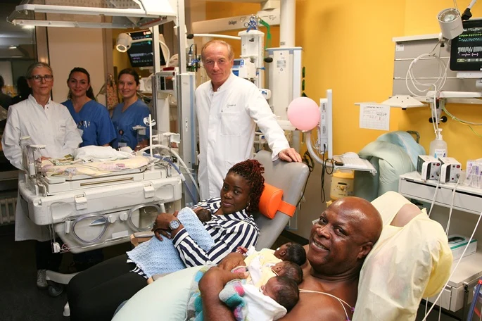 O femeie din Germania a născut cvintupleți. 25 de medici au asistat la nașterea celor cinci bebeluși