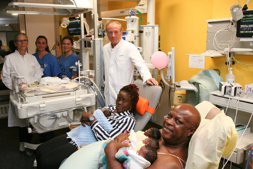 O femeie din Germania a născut cvintupleți. 25 de medici au asistat la nașterea celor cinci bebeluși