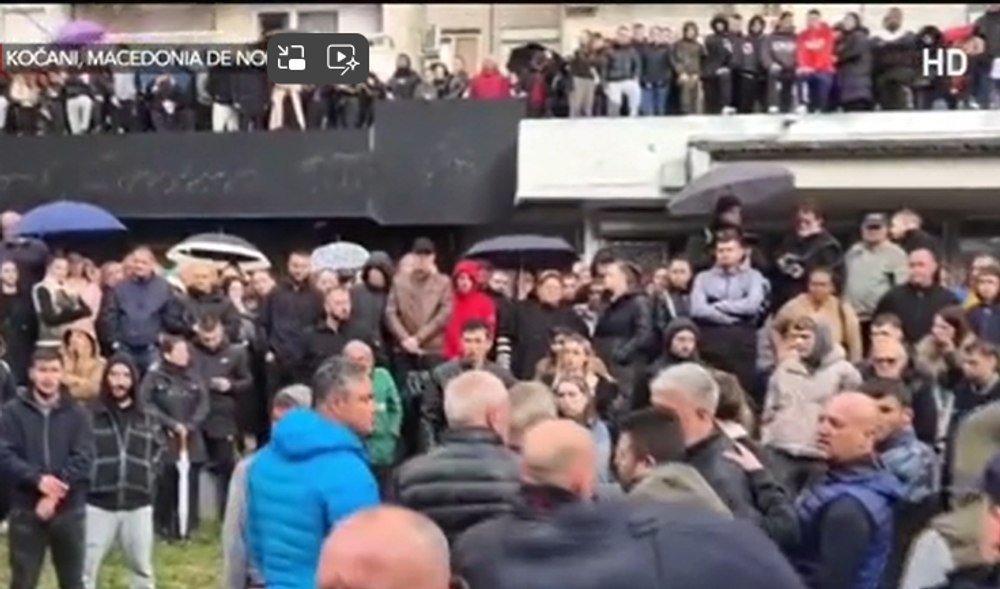 O terasă care aparține patronului clubului din Macedonia de Nord în care au murit zeci de tineri, distrusă de mulțimile furioase