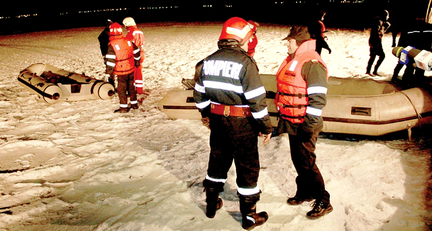 
    Angajaţii ISU au scotocit, ore în şir, lacul Siutghiol. «Victimele» erau vii şi nevătămateFoto: Cuget Liber  