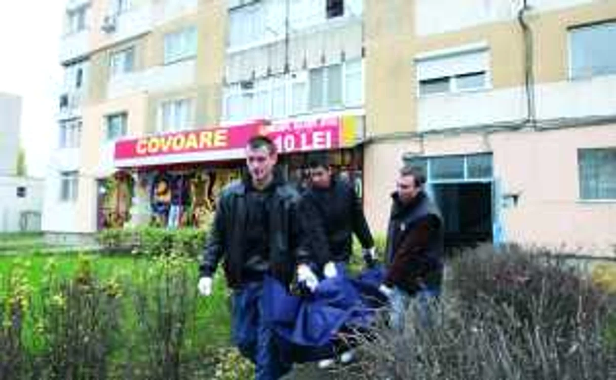 Cadavrul a fost luat de angajaţii de la pompe funebre