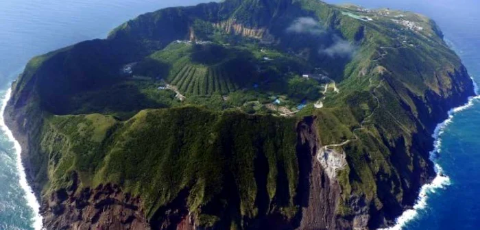 Insula Aogashima trăiesc peste 200 de oameni FOTO Odditycentral.com