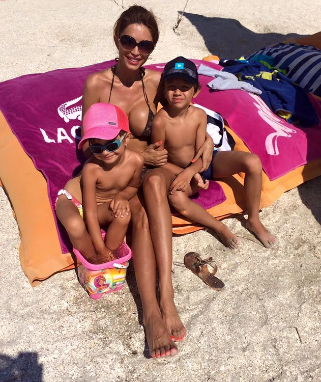 Cristina Spătar, pe plajă alături de copii, pntr-un costum de baie minuscul 
