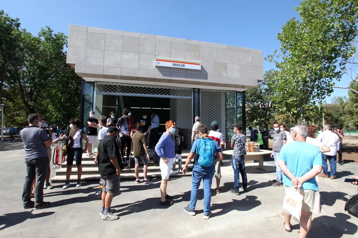 Călătorii nerăbdători s-au încolonat în fața stației Eroilor 2 încă de la ora 12