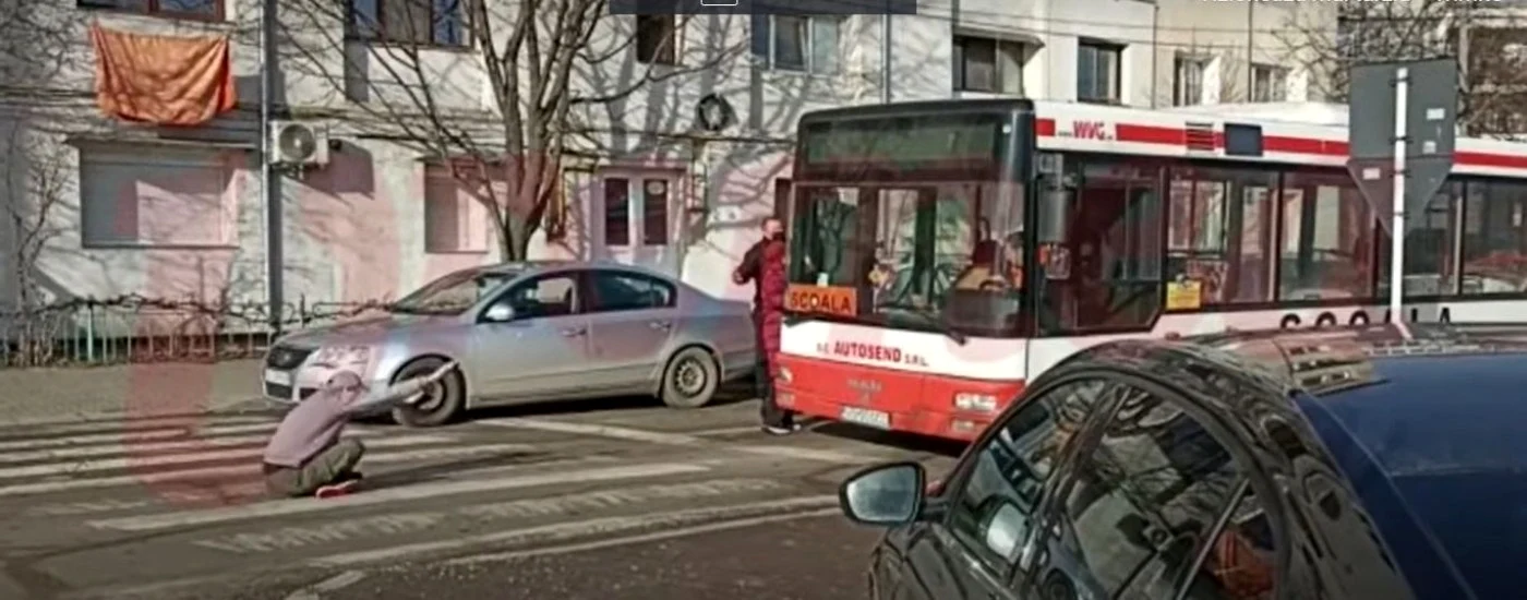 Bărbatul s-a aşezat pe o trecere de pietoni, supărat că îşi pierduse banii la păcănele FOTO captură video