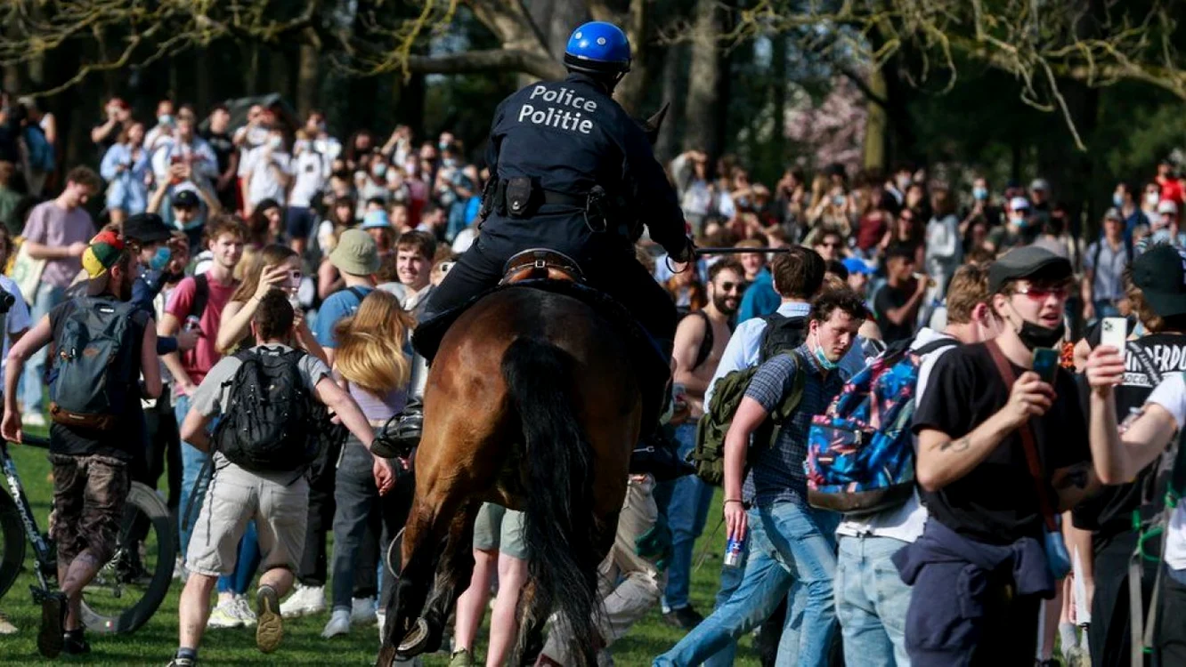 Intervenţia poliţiei din Belgia în parcul din Bruxelles unde fusese anunţat concertul FOTO EPA-EFE