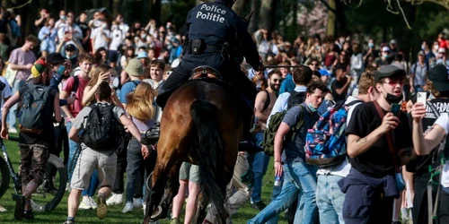 Intervenţia poliţiei din Belgia în parcul din Bruxelles unde fusese anunţat concertul FOTO EPA-EFE