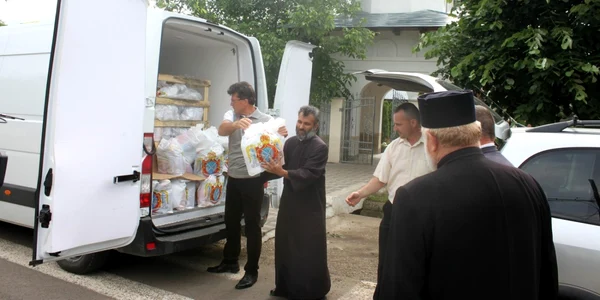 Ajutoare de la Arhiepiscopia Dunării de Jos pentru sinistraţii din Corod FOTO Costiuc Petrică