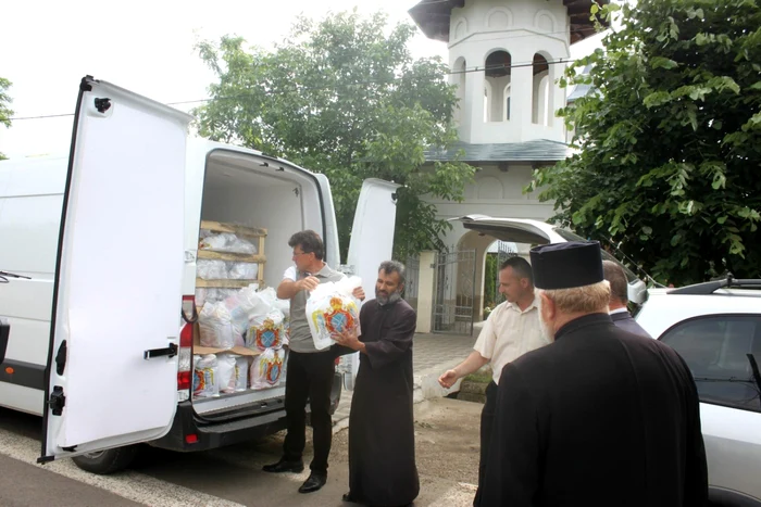 Ajutoare de la Arhiepiscopia Dunării de Jos pentru sinistraţii din Corod FOTO Costiuc Petrică