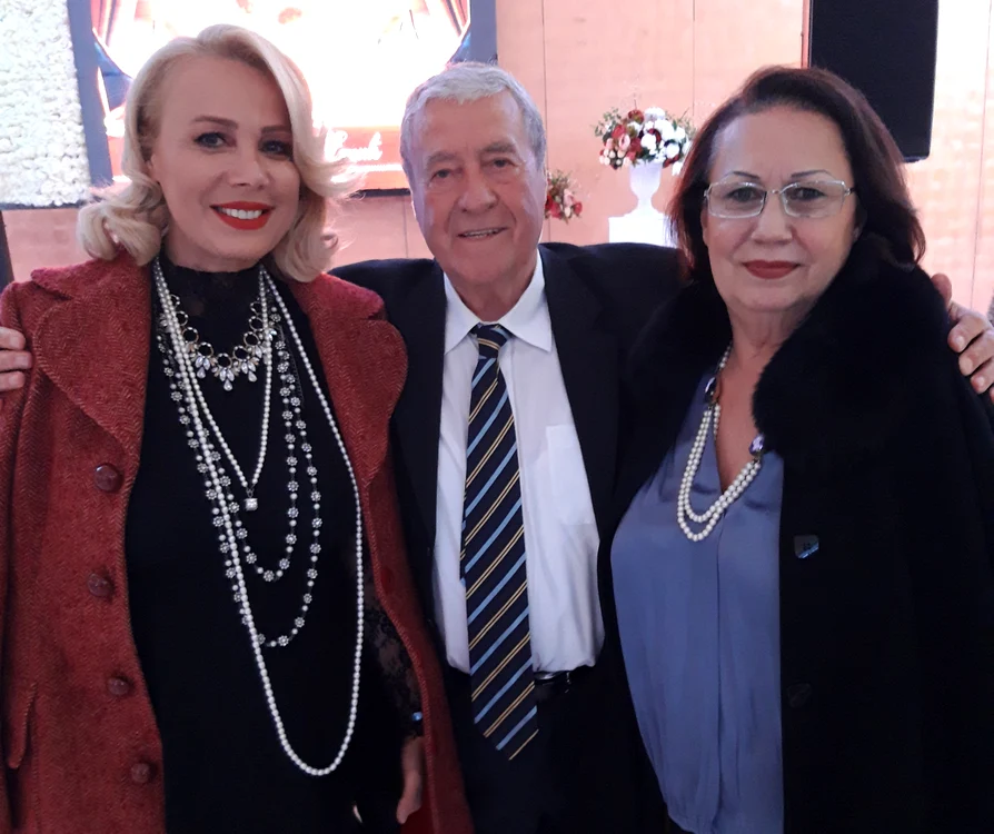 
    Dana Savuica, alături de părinţii ei  