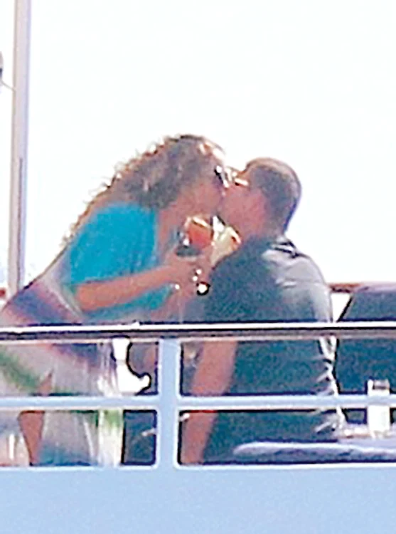 Cântăreaţa îl  sărută cu foc