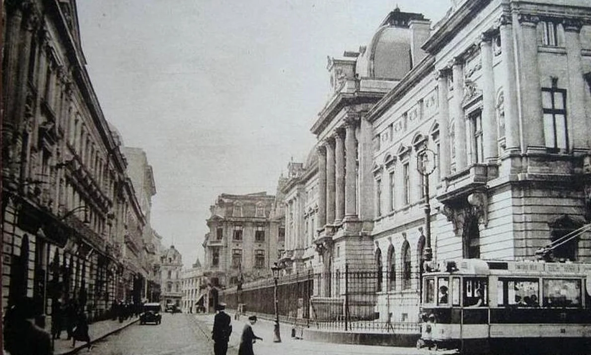 Bucureștiul interbelic: strada Lipscani, într-o perioadă de dezvoltare comercială și modernizare urbană