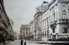 Bucureștiul interbelic: strada Lipscani, într-o perioadă de dezvoltare comercială și modernizare urbană