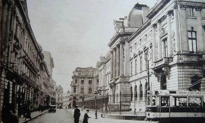 Bucureștiul interbelic: strada Lipscani, într-o perioadă de dezvoltare comercială și modernizare urbană