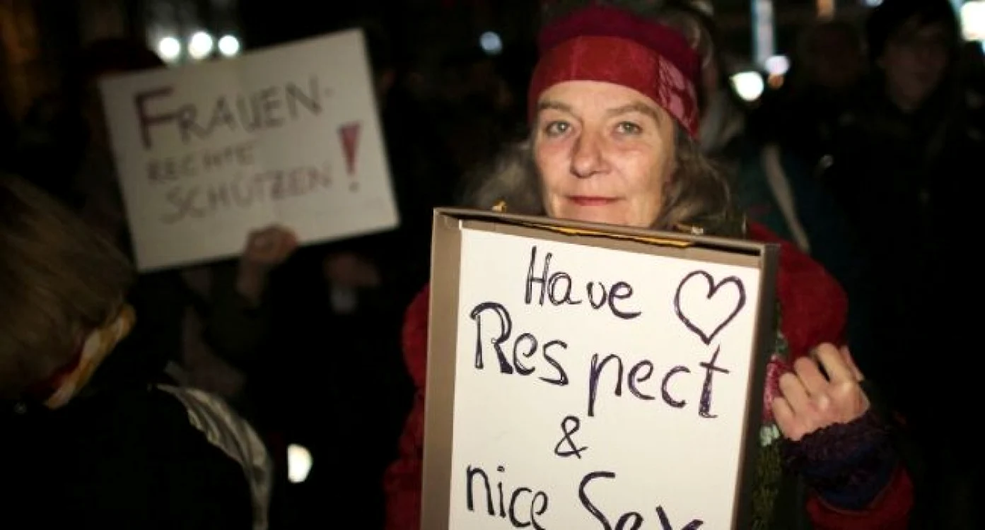 Sute de femei au ieşit în stradă la Köln şi cer „respect“ FOTO AFP