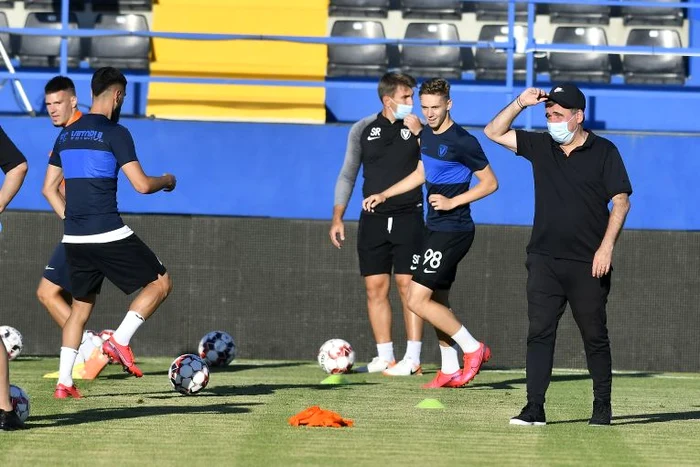 Hagi ieșise cu jucătorii săi la încălzire când a aflat povestea cu testele Covid-19FOTO: Sportpictures.eu