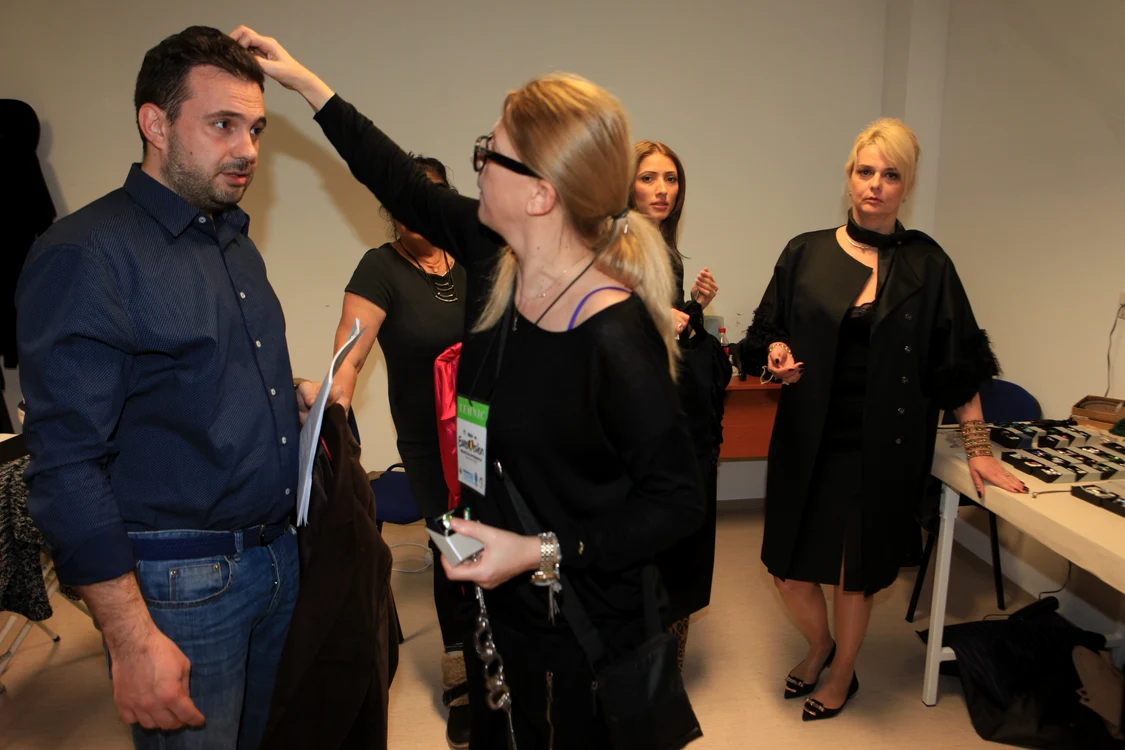 Stilistul Rodica Puca nu lasă nici un detaliu să-i scape. Freza prezentatorului Andrei Boroşovici a fost şi ea aranjată