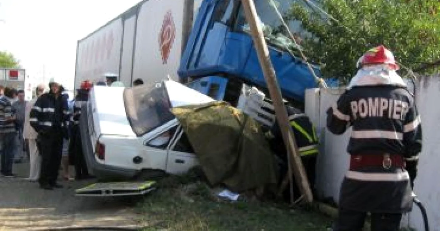 Alba Iulia: Un TIR polonez a omorât doi români pe DN1 (GALERIE FOTO)