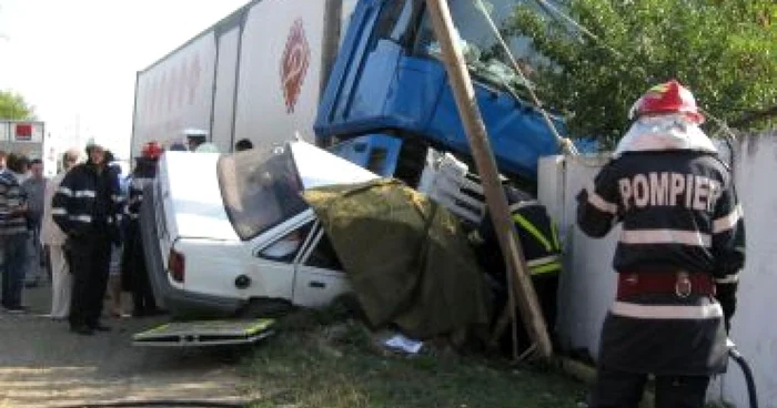 Hunedoara: Un autotren a derapat şi a intrat într-o casă