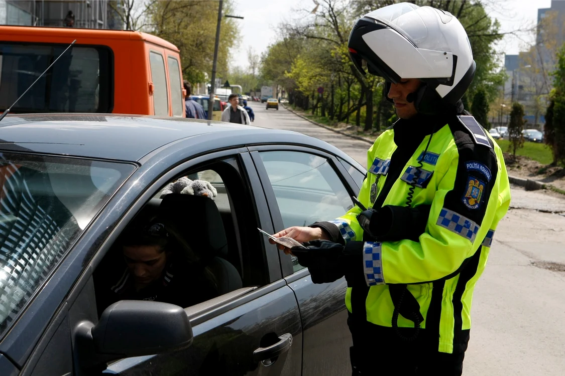 Poliţia îi va amenda pe conducătorii auto care vor ignora noile reguli de circulaţie Foto: arhivă