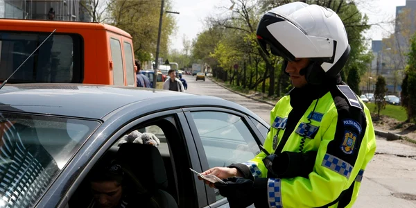 Poliţia îi va amenda pe conducătorii auto care vor ignora noile reguli de circulaţie Foto: arhivă