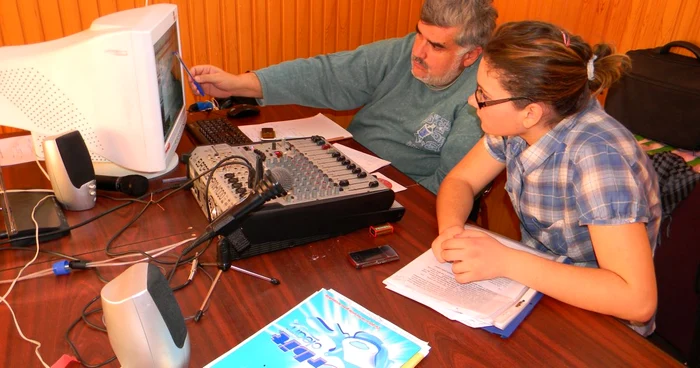 Andrei Voiculescu o învaţă pe Anca Bădescu tainele radioului