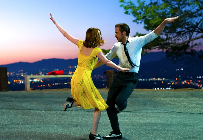 
    La la Land îi are în rolurile principale pe Emma Stone şi Ryan Gosling  