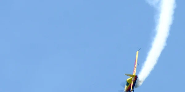avion acrobatii generic foto shutterstock