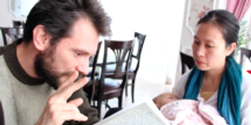 Florin Cârlan doctor în lingvistică în China şi familia lui Foto Ionuţ Druche Arhiepiscopia Tomisului