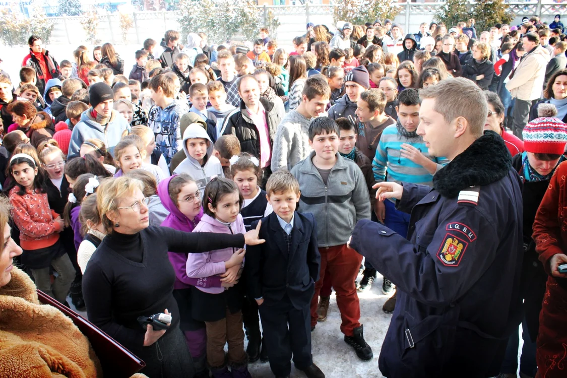 Elevii au fost evacuaţi de pompierii de la ISU Horea