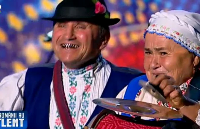Bunica bate toba (FOTO VOYO)