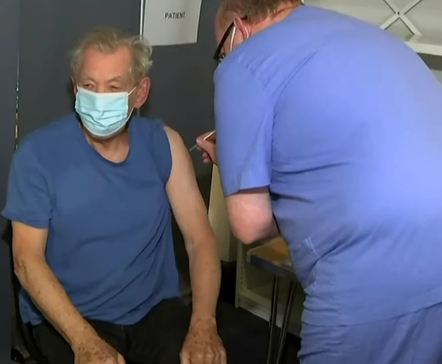 
    Actorul Ian McKeller, fericit că, în sfârșit, a reușit să se vaccineze împotriva coronavirusuluiSursa foto: Youtube  