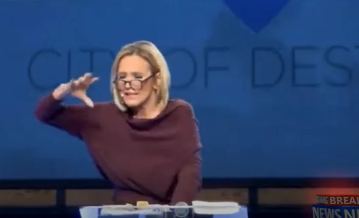 
    Paula White se roagă, în transă, pentru ca Donald Trump să obțină victoria în alegerile din SUAfoto: captură YouTube  