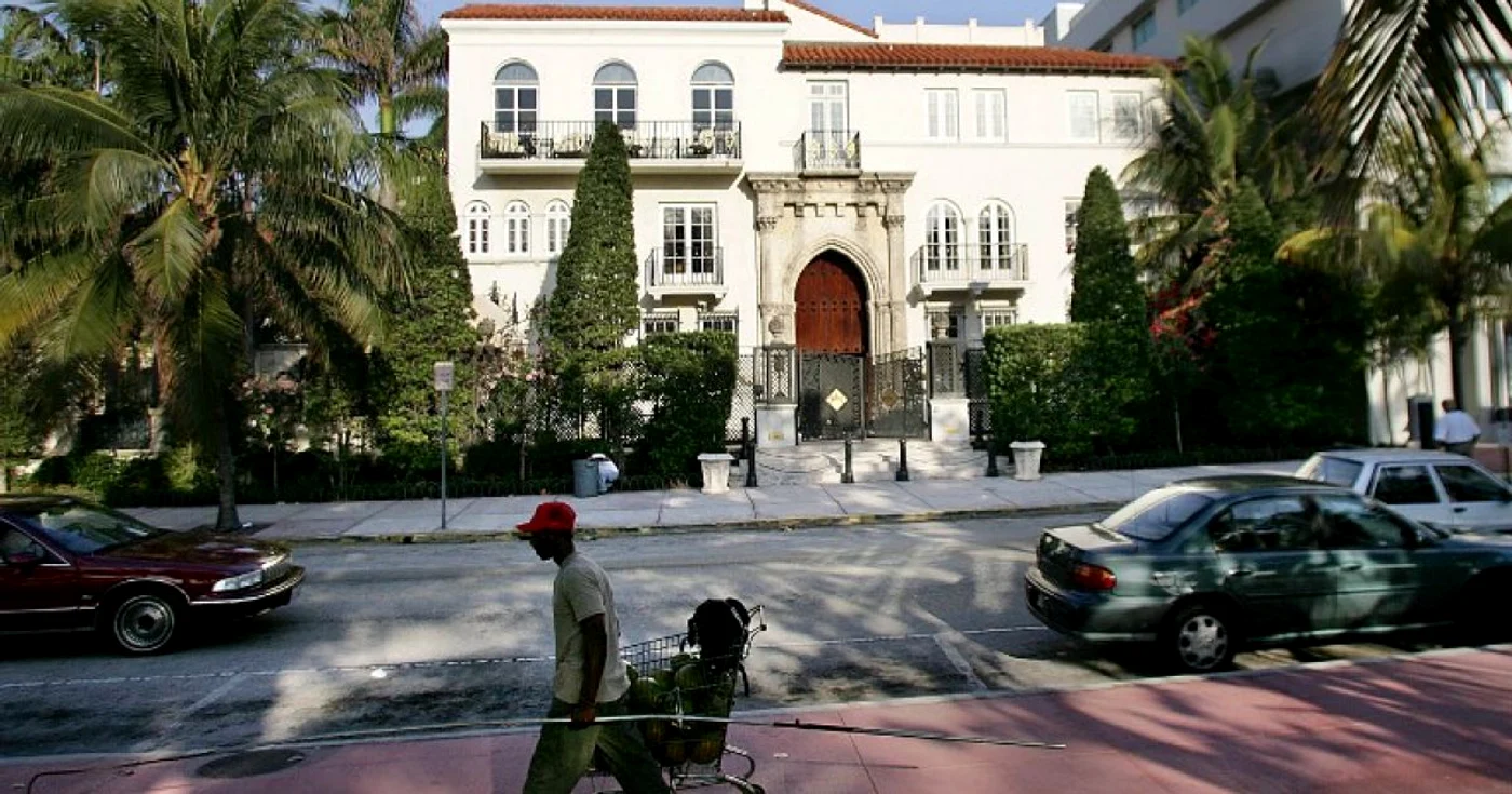 Preţul de pornire pentru
„Casa Casuarina“, o
vilă din anii 1930 care are 10 camere şi două terase, din care una
dă spre plajă, era de 25 milioane de dolari FOTO AFP