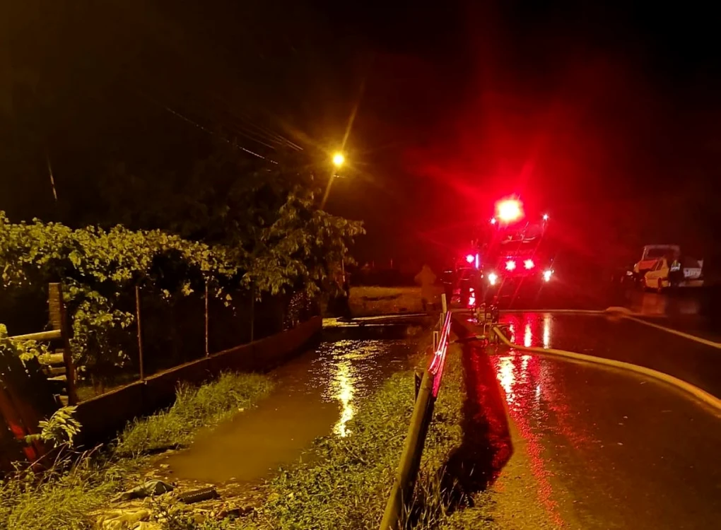 Pompierii au intervenit în cursul nopţii pe 12 străzi din oraş