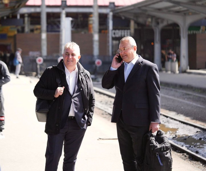 Nicolae Ciucă și Lucian Bode, cu trenul spre Brașov