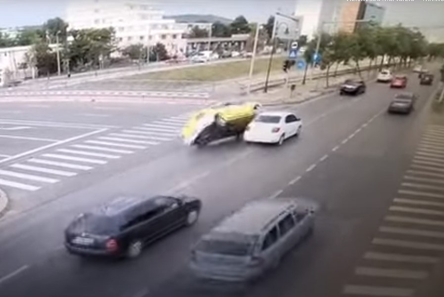 Taxi răsturnat în Iași în urma unui accident rutier. Doi pasageri au avut nevoie de îngrijiri medicale VIDEO