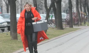 Gina Pistol merge prin parcuri cu aparatul foto la gât jpeg