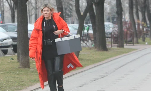 Gina Pistol merge prin parcuri cu aparatul foto la gât jpeg