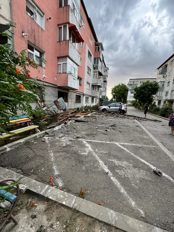Mai multe acoperișuri au fost doborâte de vânt în orașul Balș FOTO: FB/Info Trafic Slatina
