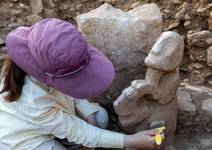 „Fără precedent”: O statuie veche de 11.000 de ani, înfățișând un om călare pe un leopard, descoperită de arheologi