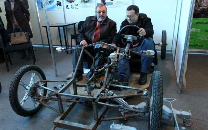„Bolidul“ cu propulsor de motocicletă atinge o viteză maximă de 60 de kilometri la oră FOTO Tudor Iovu