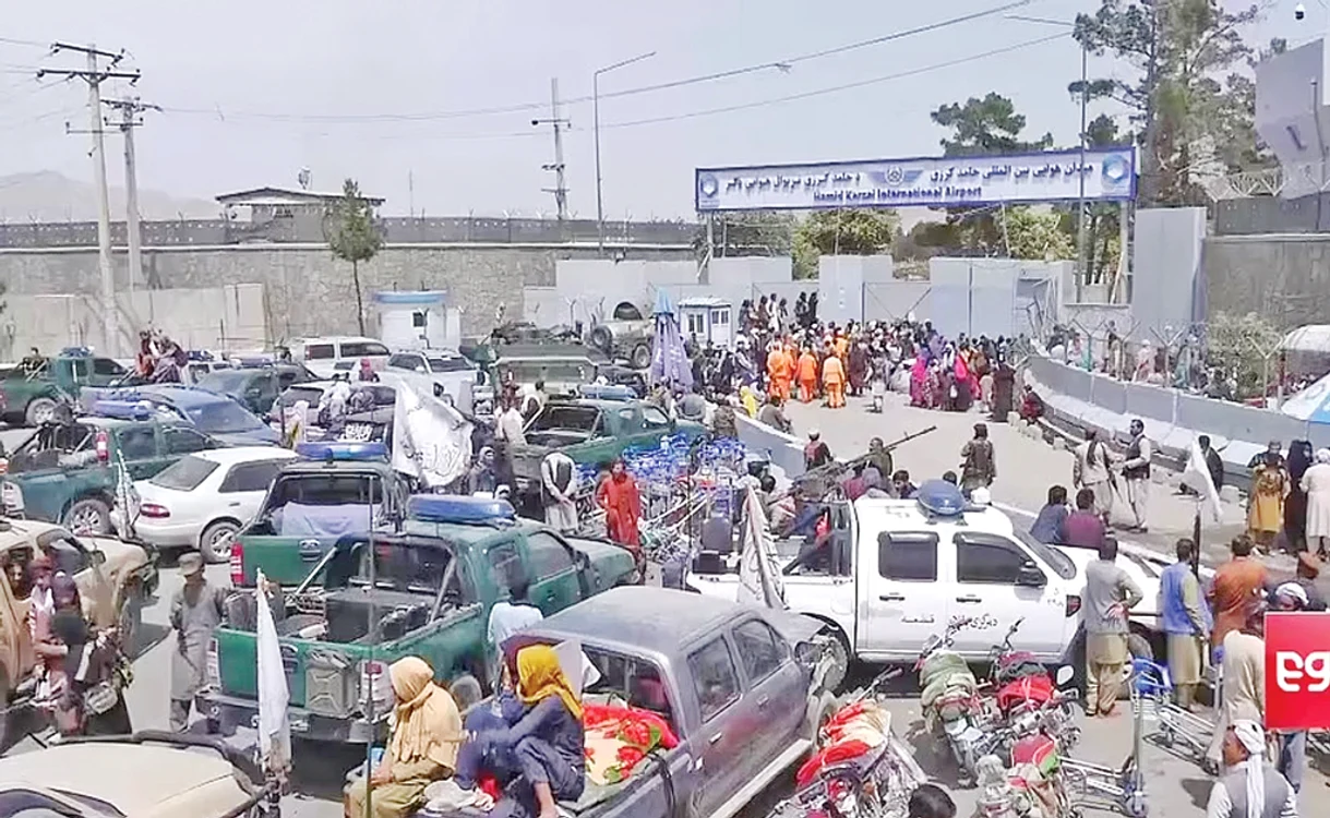 Scene şocante la aeroportul din Kabul, unde mii de oameni aşteaptă salvareaFotografii: EPA-EFE