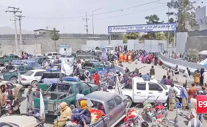 Scene şocante la aeroportul din Kabul, unde mii de oameni aşteaptă salvareaFotografii: EPA-EFE