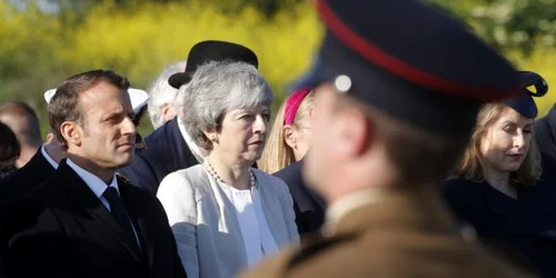 Emmanuel Macron si Theresa May aniversand 75 de ani de la debarcarea aliatilor pe o plaja din Normandia FOTO EPA-EFE