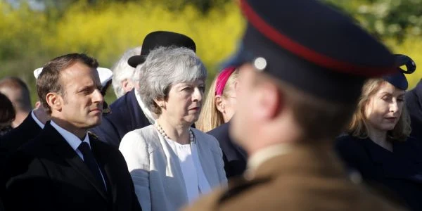 Emmanuel Macron si Theresa May aniversand 75 de ani de la debarcarea aliatilor pe o plaja din Normandia FOTO EPA-EFE