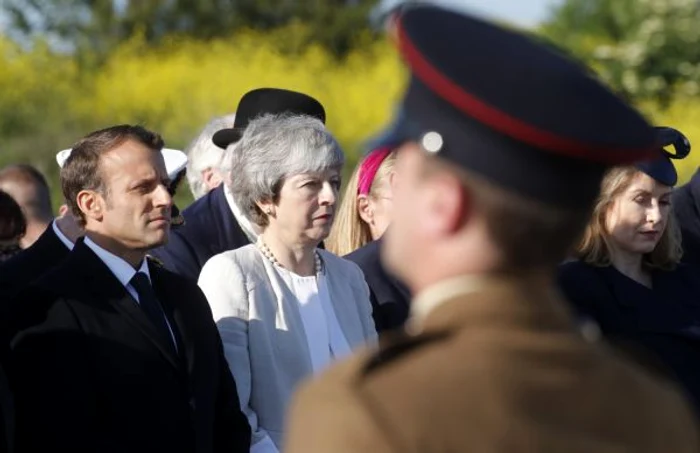 Emmanuel Macron si Theresa May aniversand 75 de ani de la debarcarea aliatilor pe o plaja din Normandia FOTO EPA-EFE