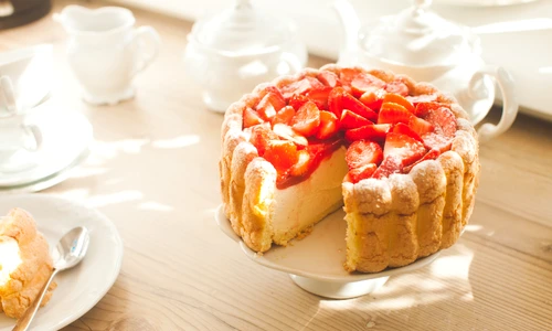 Tort cu piscoturi si capsune  Sursa foto shutterstock 1221994045 jpg