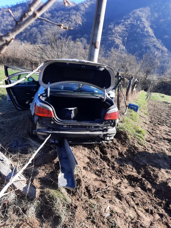 Accident mortal pe Valea Oltului - DN 7 - în zona Robeşti - Câineni din judeţul Vâlcea soldat cu trei victime dintre care una a murit Foto ISU Vâlcea