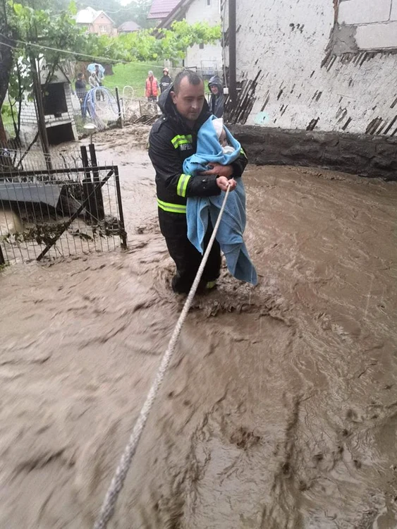 Imaginea cu pompierul ținând un bebeluș în brațe a stârnit multă emoție pe rețelele sociale